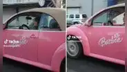 Captan a mujer manejando su carro de Barbie y se vuelve viral: “Mi sueño”
