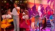 Bad Bunny hace su aparición en los Grammy 2023 con explosivo mix de "Un verano sin ti"