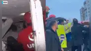 “No te duermas, háblanos y te compro chocolate”: emotivo rescate de niño tras terremoto en Turquía