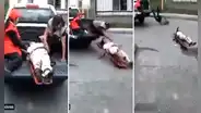 Trasladan a mujer herida en la tolva de una camioneta, pero su camilla se desliza y termina en el piso