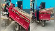 Solo en Perú: chofer de motofurgón se queda ‘volando’ al no poder pasar por un rompemuelle