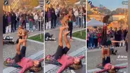 Perrito acróbata se roba las miradas y recibe miles de aplausos durante un show callejero