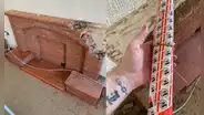 Hallan paquete oculto de antiguo dueño mientras refaccionaban su nueva casa
