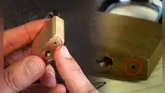 ¿Para qué sirve el pequeño agujero que encuentras en los candados?
