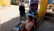 Bebé que dormía en cartón recibió cochecitos de mujeres solidarias en Tarapoto