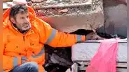 Terremoto en Turquía: padre se niega a soltar la mano de su hija muerta bajo escombros