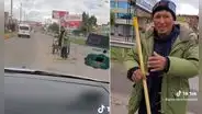 Ciudadano limpió avenida afectada por protestas en Puno: “Vale un Perú”
