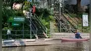 McBoat: el único restaurante de McDonald's donde se recogen las compras en bote