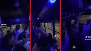 Conductor arma fiesta dentro de su bus y pasajeros no pueden evitar cantar a todo pulmón