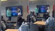 Profesora castiga a sus alumnos y los hace bailar canciones de TikTok frente a todo el salón