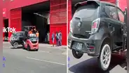 Deja su auto estacionado en la puerta de un almacén y trabajadores lo retiran con un montacarga