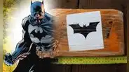 ¿La batidroga?: autoridades hallan 3 toneladas de cocaína flotando en con logo de Batman