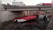 SJL: tráiler se cayó del puente Ramiro Prialé tras sufrir despiste