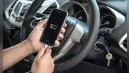 ¿Por qué no es recomendable cargar tu teléfono en el puerto USB del auto? Te lo explicamos