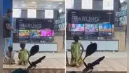 Vendedor pone dibujos en el televisor para que niños sin hogar puedan distraerse: “Hermoso gesto”