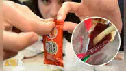 ¿Cómo abrir un sobrecito de salsa sin usar tijeras ni dientes?