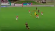 José Carvallo se llevó a varios jugadores de Comercio y lanzó genial pase de gol a Valera