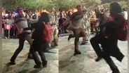 Turistas extranjeros causan furor al bailar música de carnaval en plaza de Armas de Cajamarca