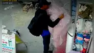 Chimbote: joven roba peluche gigante de San Valentín valorizado en S/500