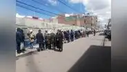 Puno: ciudadanos forman largas colas en Banco de la Nación tras restablecimiento de retiros en Juliaca