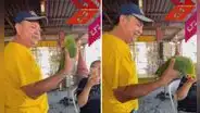 Hombre ‘ofende’ a su lorito y este demuestra su enojo con curiosa reacción: “Estás bien feo”