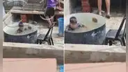 Albañil lleva a su hijo a una obra y ellos disfrutan en una ‘piscina’ casera bajo el sol