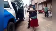 Anciana canta sus angustias mientras es llevada a su casa por serenos luego de perderse