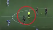 ¡Insólito! Renato Tapia recibió doble amarilla en segundos y fue expulsado del encuentro