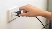 ¿Por qué a veces salen chispas cuando conectas un enchufe en el tomacorriente?