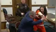 Estados Unidos: mujer acusada de haber asesinado a su novio atacó a su abogado en plena audiencia