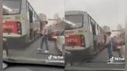 Joven peruano se enoja con pasajero que arrojó basura a la calle, agarra el residuo y se lo lanza de vuelta