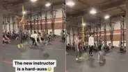 Perrito va con su dueña al gimnasio e imita toda la rutina de ejercicios: “Tiene más físico que yo”