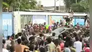 Conductor irrumpe fiesta de carnaval y casi atropella a cientos de asistentes