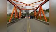 Manifestantes contra el Gobierno de Dina Boluarte cierran el puente internacional de Ilave en Puno