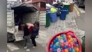 “¡Los dum, dum!”: familia es captada emprendiendo negocio de venta de globos con agua por carnavales