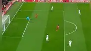 Terrible error de Courtois: quiso controlar el balón, se le escapó y Salah anotó el 2-0