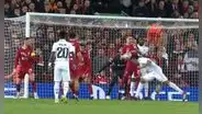 ¡Lo de siempre! Real Madrid volteó el partido ante el Liverpool tras un gol de cabeza de Militão