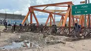 Aimaras cerraron puente de Ilave con nueva infraestructura de fierro en rechazo al Ejército