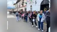 Ciudadanos forman largas colas para recuperar celulares robados en el carnaval de Cajamarca