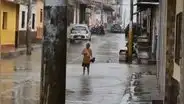 Niño es captado disfrutando y bañándose con agua de lluvia en Piura