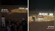 Joven le pide matrimonio a su novia en la playa, pero se le cae el anillo en la arena