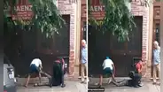 “Ladrón que roba a ladrón”: Le sustraen las zapatillas a hombre cuando era detenido por la Policía