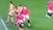 Barcelona: revelan codazo de Lewandowski a Ansu Fati tras robarle el gol de la cabeza