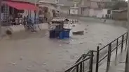 "Ya no se puede parar": lluvias afectan un canal vía que arrasa desechos en Piura