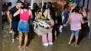 Bajo la lluvia y en medio del agua, piuranos bailan al ritmo de cumbia: "Que siga la fiesta"