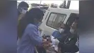 A bordo de un colectivo y con ayuda de un policía, mujer da a luz a su bebé
