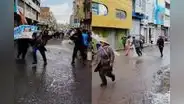 “Ya no respetan a los huelguistas”: manifestantes son bañados en agua por carnavales y video se hace viral