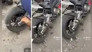 Joven utiliza el tubo de escape de su moto lineal para hacer canchita: "Con sabor a combustible"