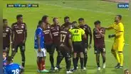 Jugadores de Universitario empujaron al árbitro tras polémico penal y Ureña fue expulsado