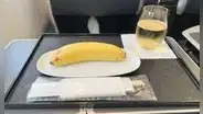 Pide menú vegano en el avión y le entregan un plátano y un vaso de agua